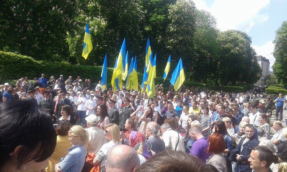 В парке Вечной Славы в Киеве все спокойно, люди продолжают возлагать цветы